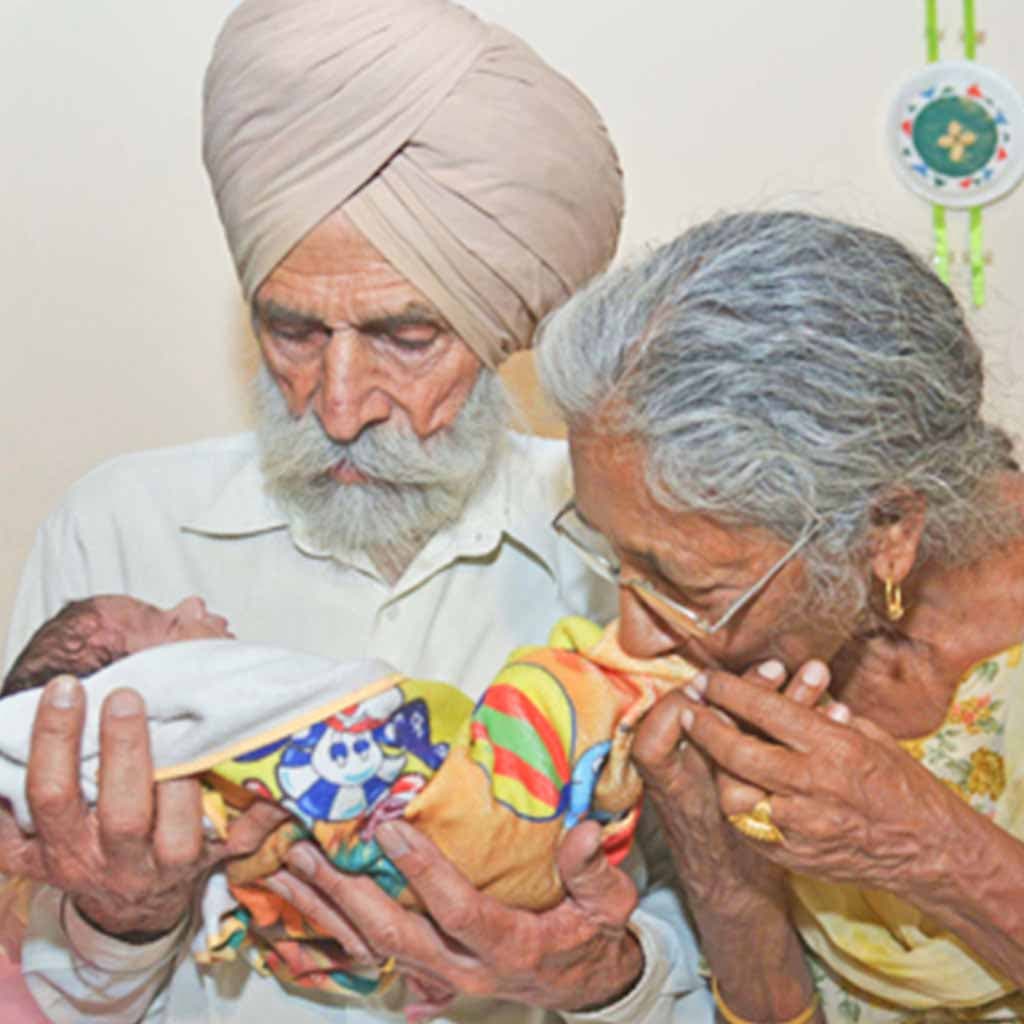 Le couple avec le bébé nouveau-né