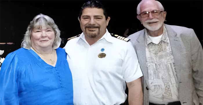 Le couple avec le capitaine à bord