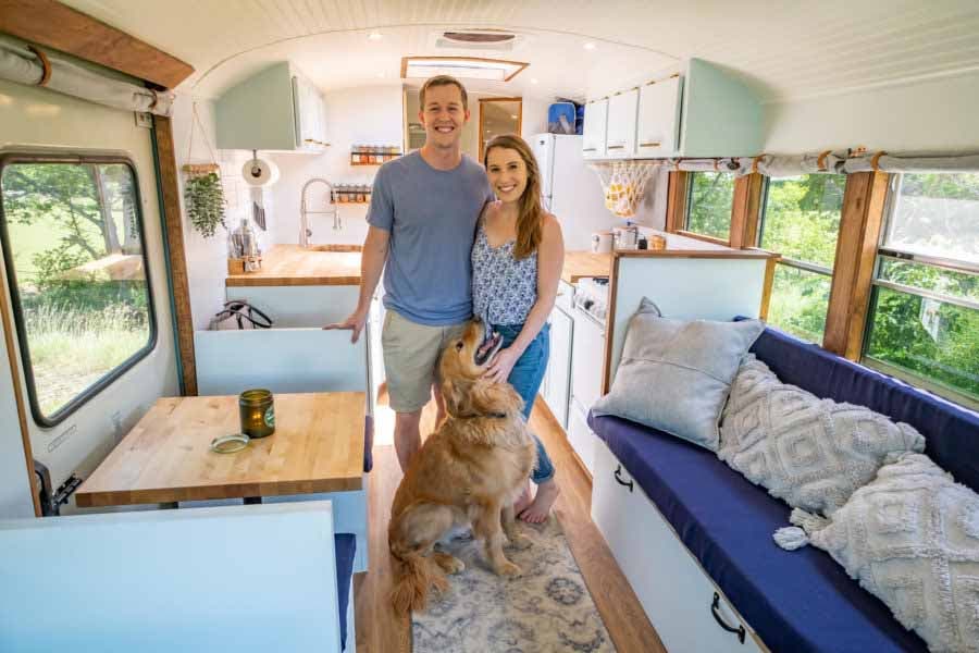 Le couple et leur chien à l'intérieur du bus