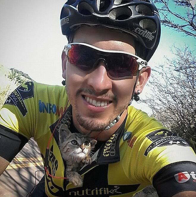 Le cycliste Vitor Fonseca avec le chaton