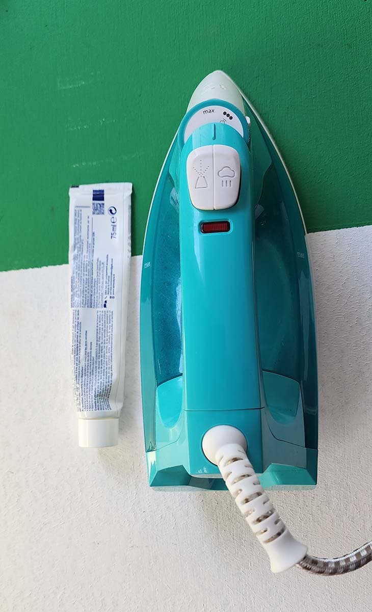 Le dentifrice pour nettoyer le fer à repasser 