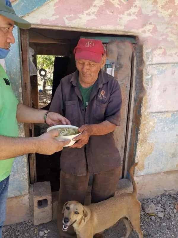 Le grand-père reçoit de l’aide