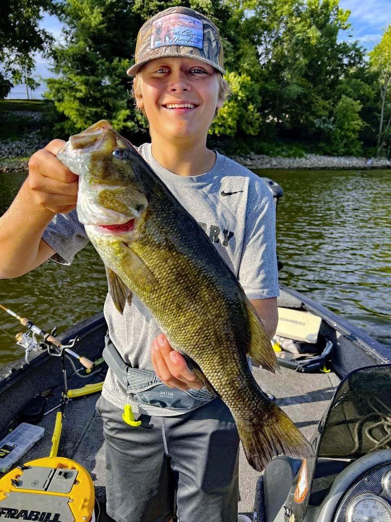 Le jeune Edwards Tarumianz et son poisson