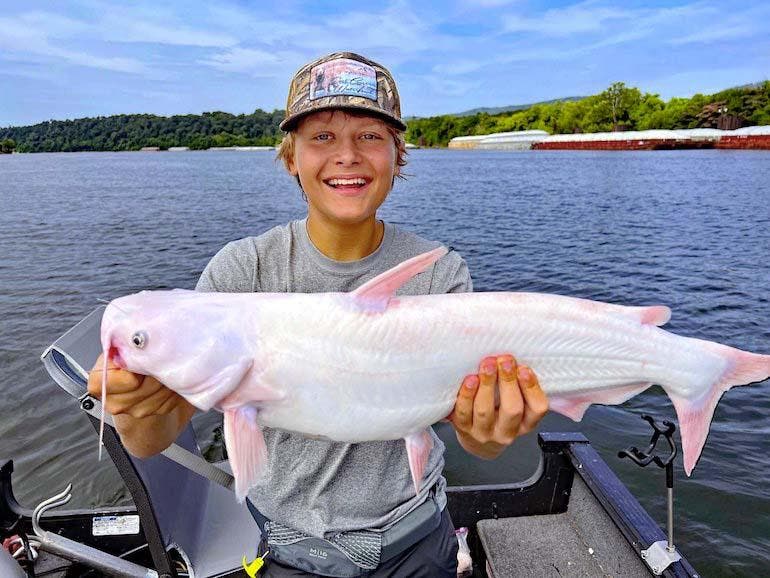 Le jeune Edwards Tarumianz et son poisson1