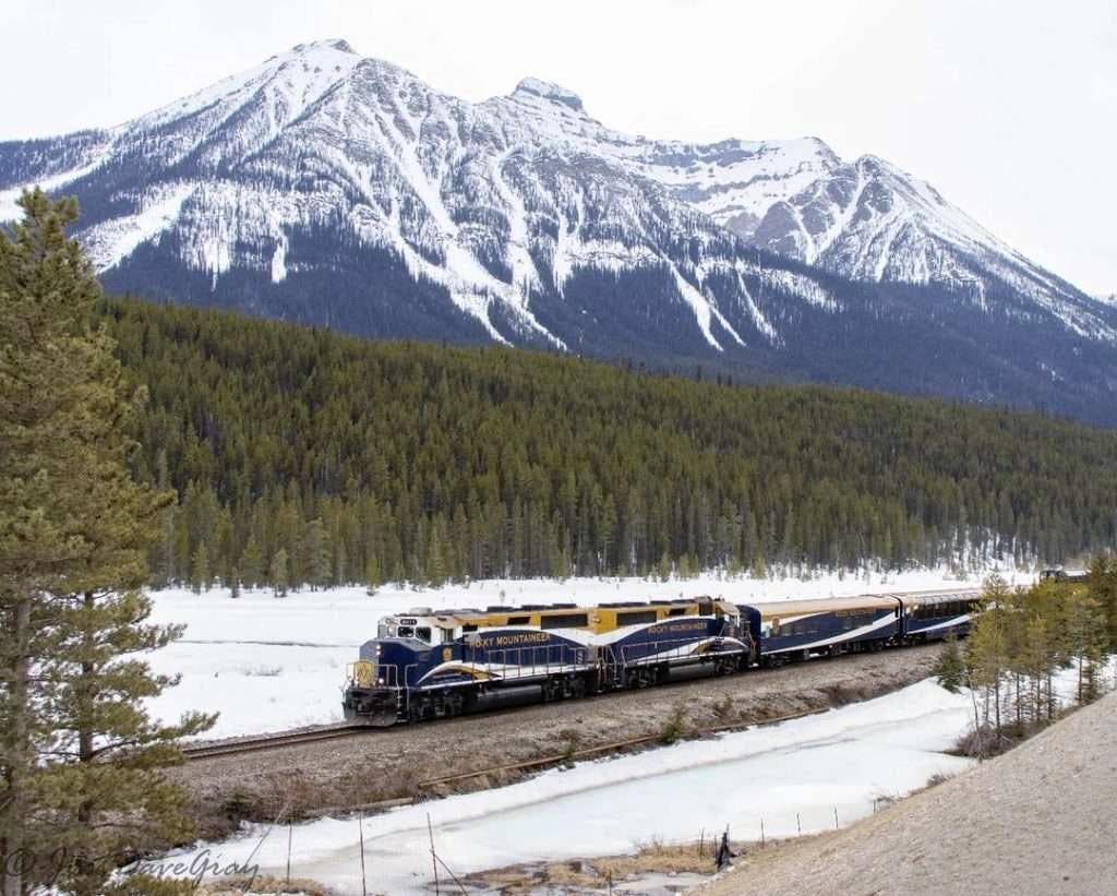 Le passage du train par les montagnes de neige