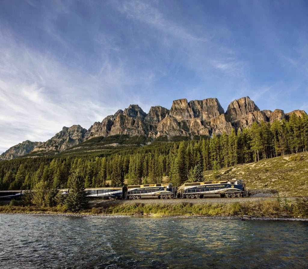 Le train passant par un lac