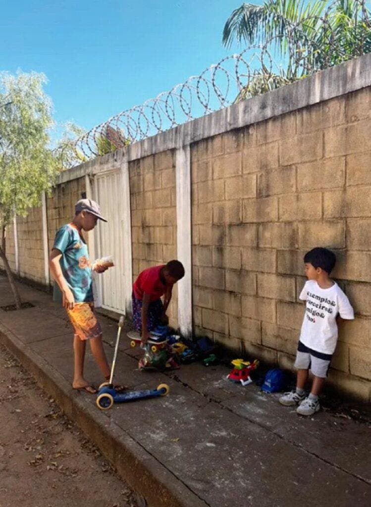 L’enfant José Antonio vend ses joués