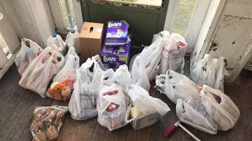 Les courses devant la porte de la maison de Christina