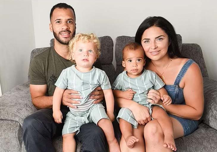 Les deux jumeaux avec leurs parents 