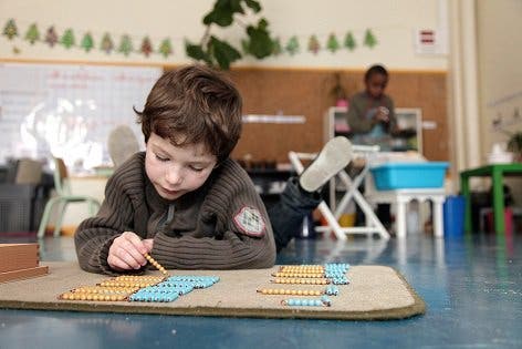 Les enfants sont heureux et savent lire dans sa classe