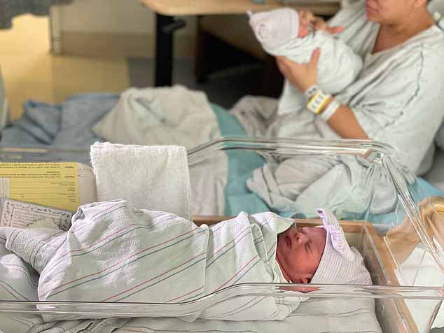 Les jumeaux dans leur chambre d'hôpital avec leur maman