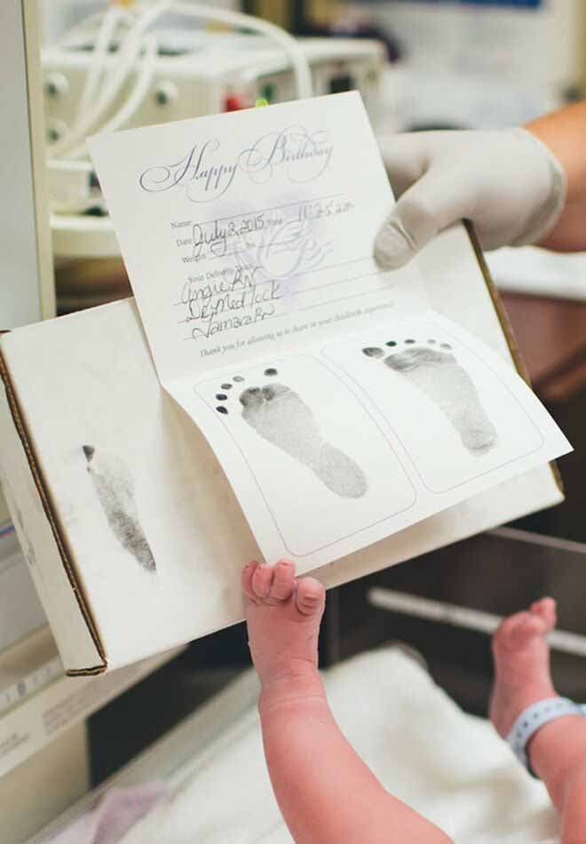 Les pieds d’un bébé nouveau-né