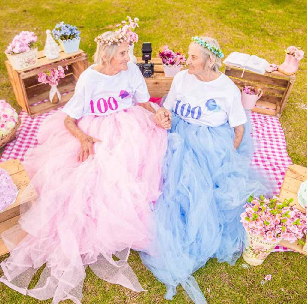 Les sœurs jumelles fêtent l’anniversaire ensemble