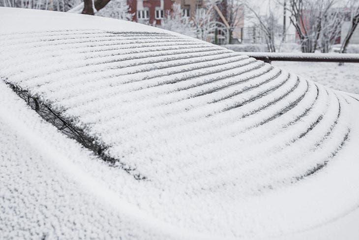 Lunette arrière d’une voiture recouverte de givre