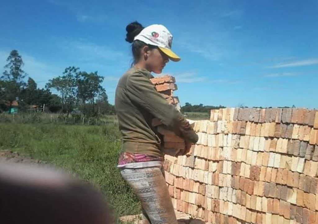 Magali Giménez Bogarín travail comme maçon