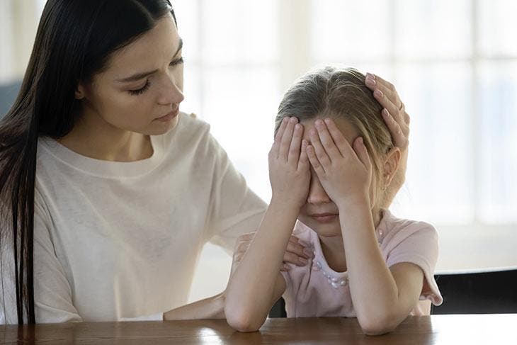 Maman bienveillante envers sa fille 