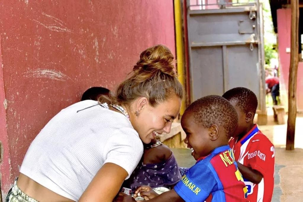 María Galán joue avec ses enfants