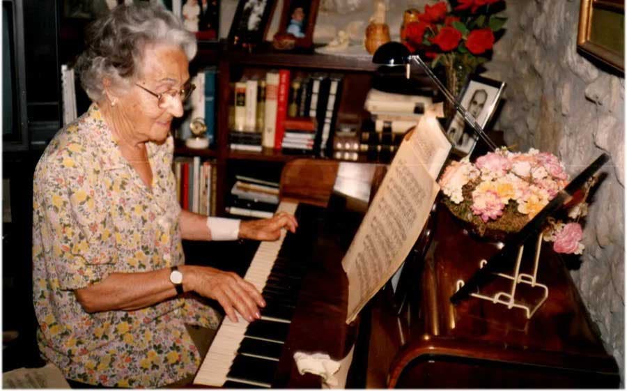 Maria joue au piano