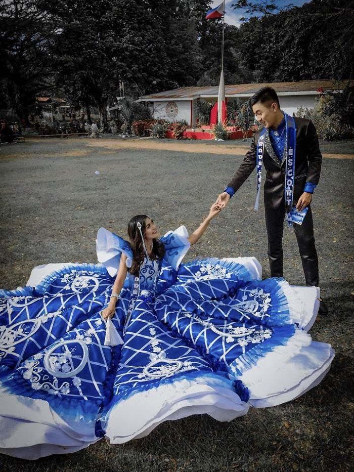 Maverick et sa soeur qui porte la robe