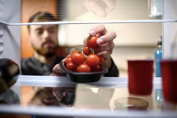 Mettre des tomates dans le réfrigérateur 