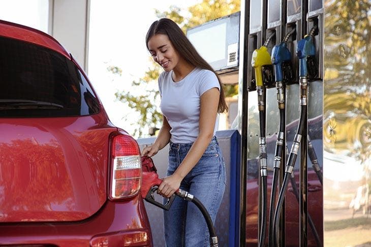 Mettre du carburant dans la voiture