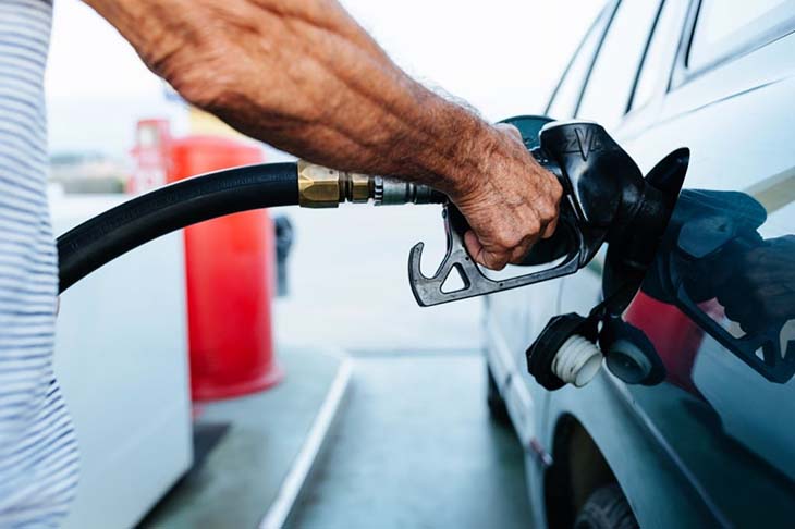 Mettre le carburant dans la voiture