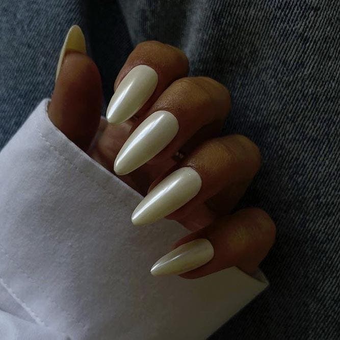 Milky nails avec effet chrome sur des ongles longs