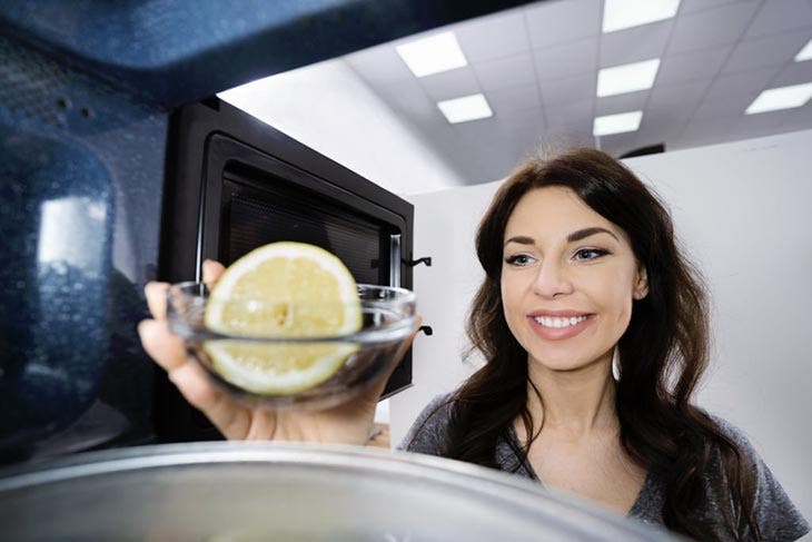 Nettoyer son micro-ondes avec du citron 