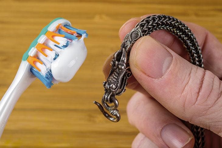 Nettoyer un bracelet en argent avec du dentifrice. source : spm