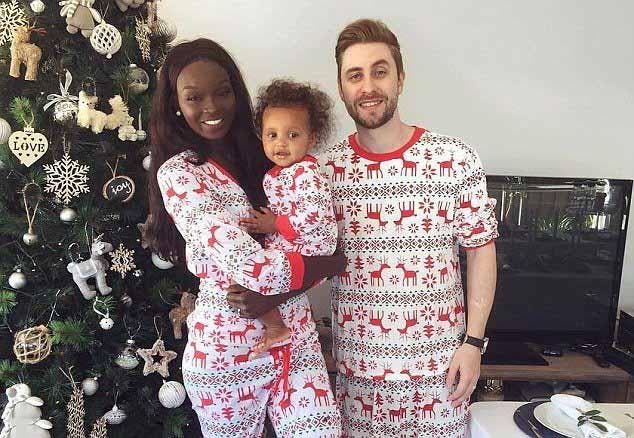 Nikki et Jamie Perkins avec leur fille Ava devant le sapin de Noël