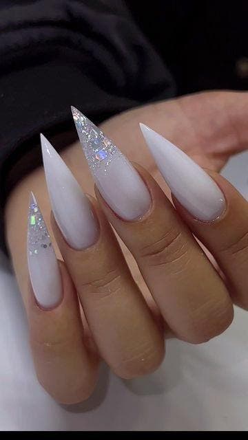 Ongles Stiletto en acrylique blanc1