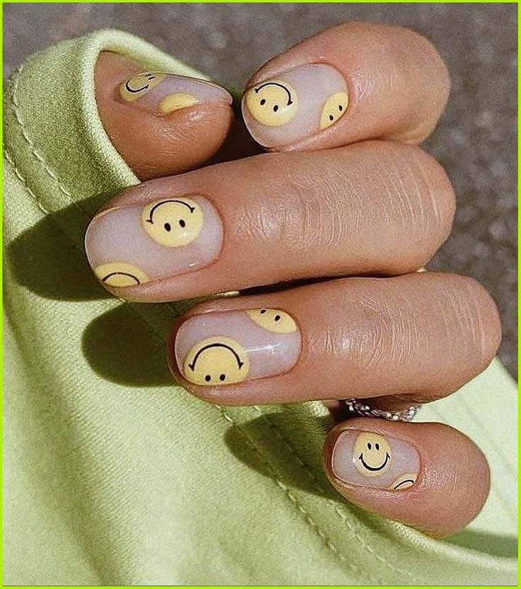 Ongles avec des motifs smileys