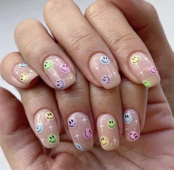 Ongles avec des motifs smileys1