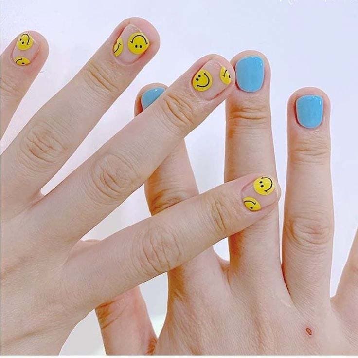 Ongles avec des motifs smileys2