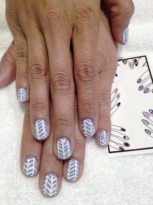 Ongles avec motifs en chevrons