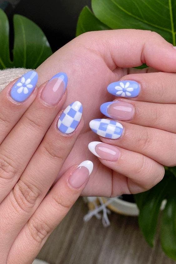 Ongles bleus inspirés d’une couverture de pique-nique