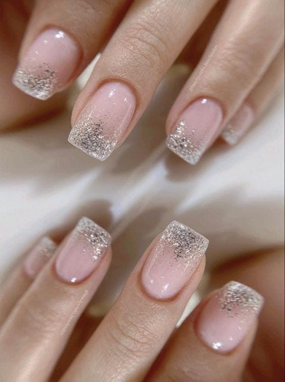 Ongles carrés ombrés avec des paillettes