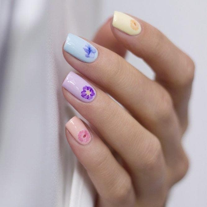 Ongles de printemps avec motifs floraux