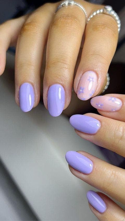 Ongles de printemps avec teintes en lilas et lavande