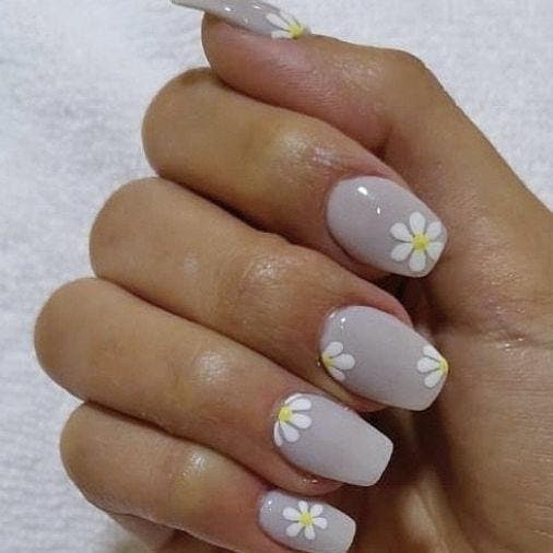 Ongles de printemps gris doux floral