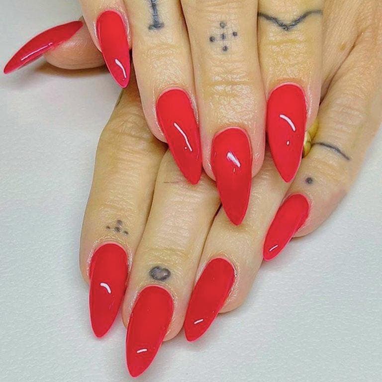 Ongles de printemps rouge écarlate