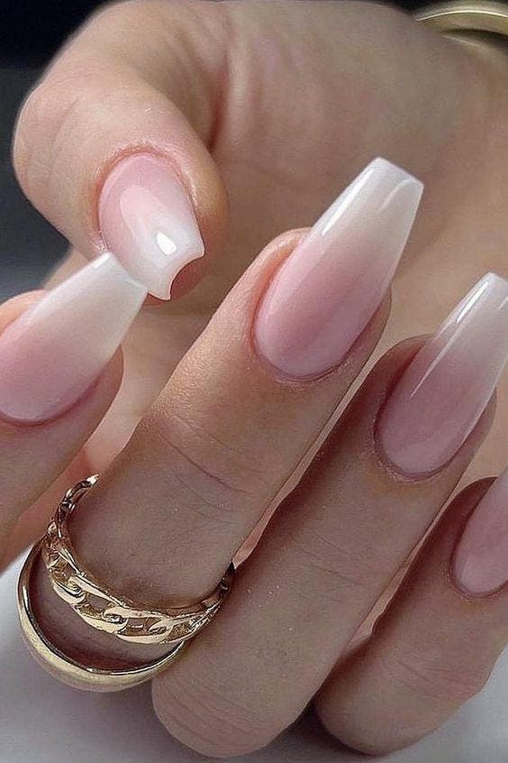 Ongles en acrylique blanc avec un effet ombré