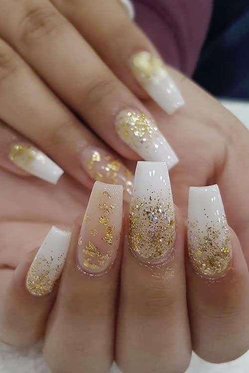 Ongles en acrylique doré et blanc