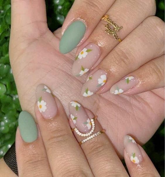 Ongles en pastel avec des motifs marguerites