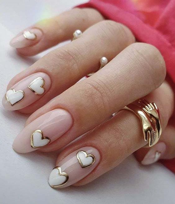 Ongles nude avec motifs en forme de cœur