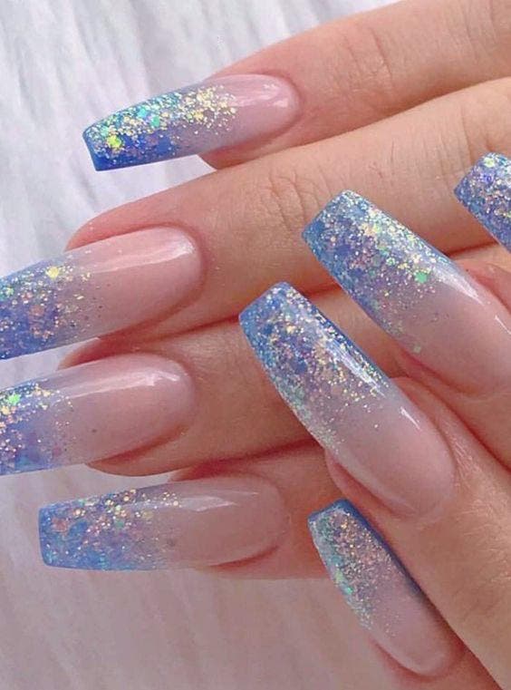 Ongles ombrés à paillettes bleues