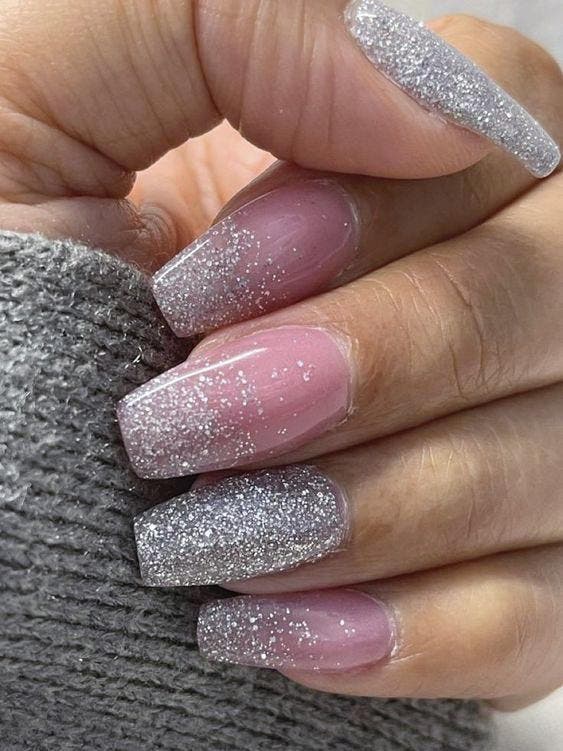 Ongles ombrés avec des paillettes argentées