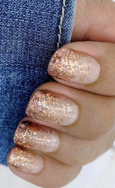 Ongles ombrés avec des paillettes dorées