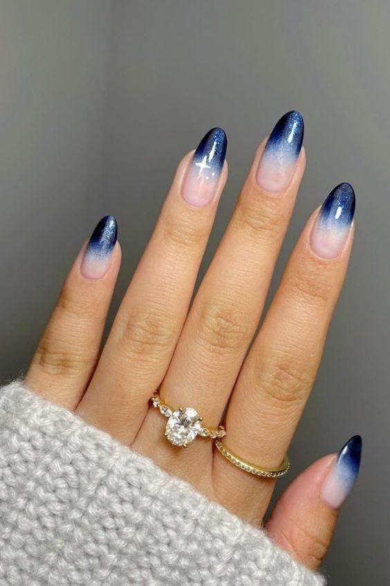 Ongles ombrés bleu avec paillettes