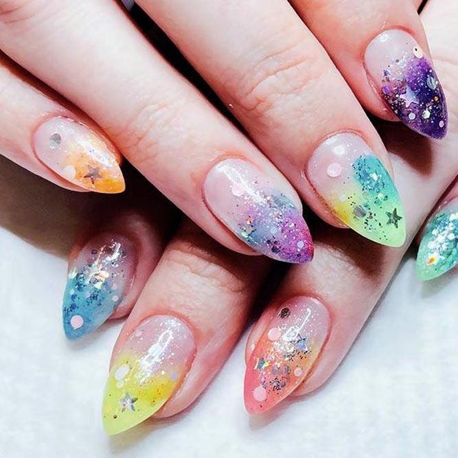 Ongles ombrés colorés avec des paillettes